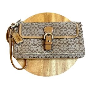 Coach Signature Clutch Wrislet Wallet